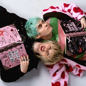 Обложка трека give me a break! (feat. waterparks)